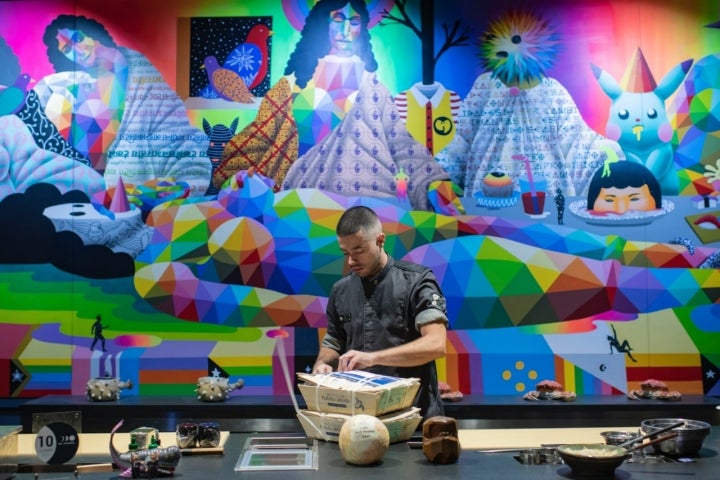 El mural de Okuda que preside la barra.