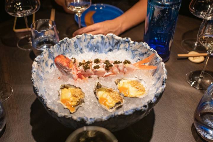 Salmonete en sashimi con caviar y ostra versión tigre.