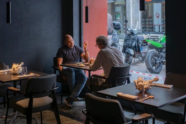  Javier Goya de ‘Triciclo’, disfruta de un almuerzo en ‘Umiko’. 