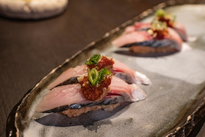 Nigiri de caballa con pisto, mayonesa de soja y jengibre, cebolleta y vinagre madurado dos años. 