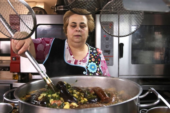 Geli Lacera, preparando su mítico pote.