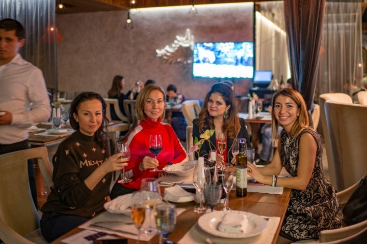 Helen Shevtsova con varias de sus invitadas a la cena de gala.