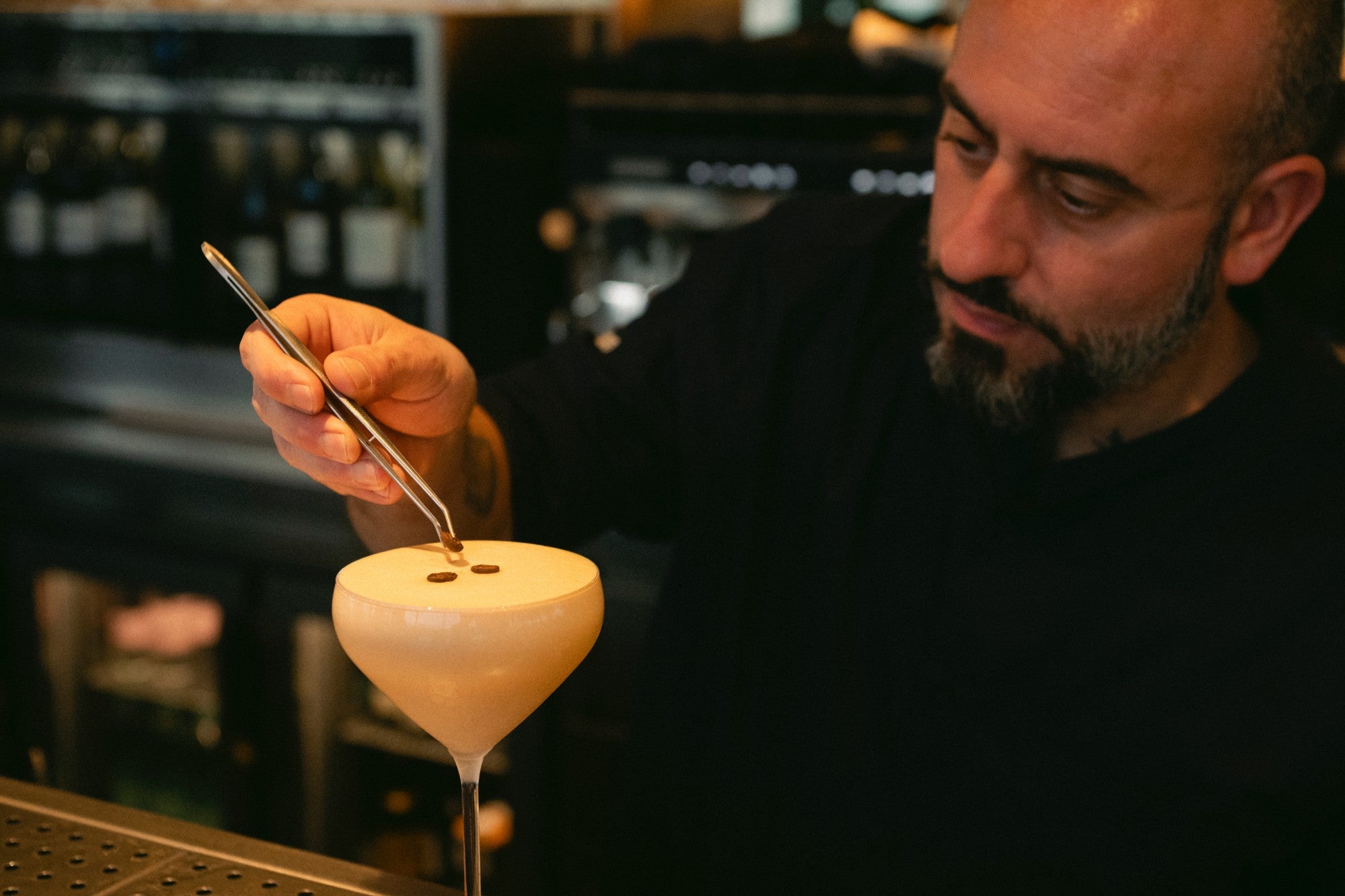 Barista ultima un cóctel en Eldelmar