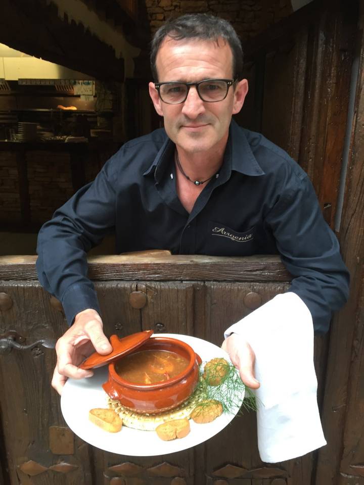 Jakes Zamora, orgulloso de su sopa. Foto: Hasier Etxeberria.