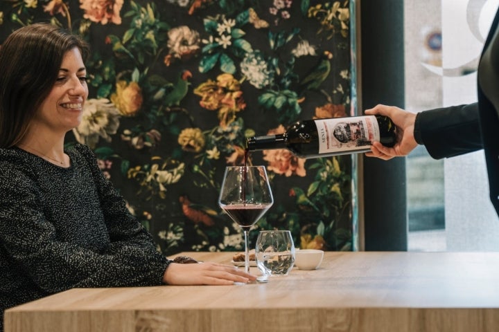Una comensal con una copa de vino en el restaurante