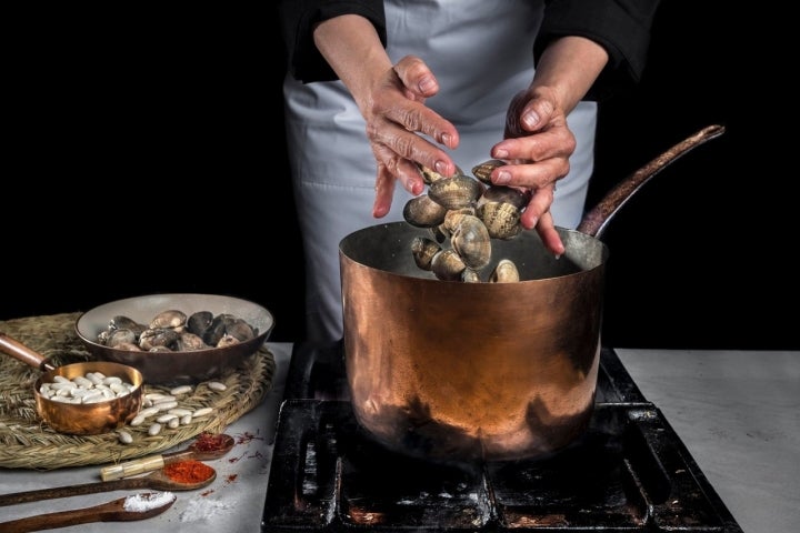 Fabes con almejas: cocina de producto y guisos de siempre en el escaparate. Foto: España, Cocina abierta.