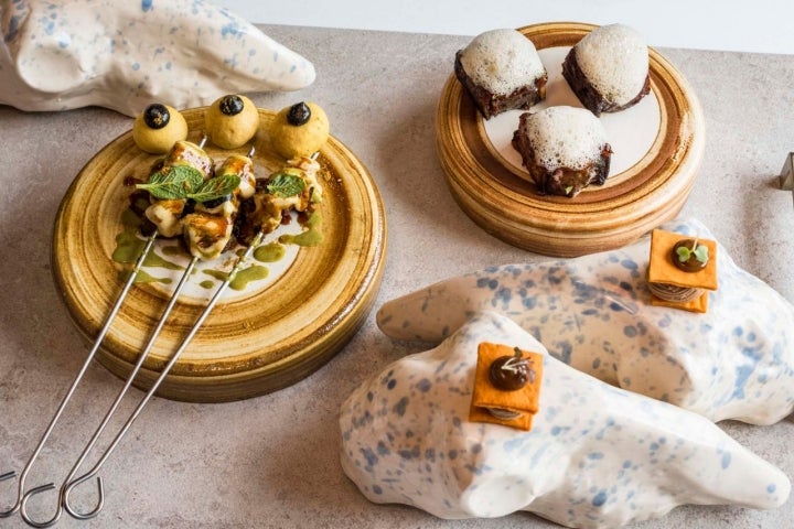 Cremoso de sesos de cordero, el katsu sando de cordero con mermelada ahumada, y paletilla de cordero servida en formato "pincho moruno".