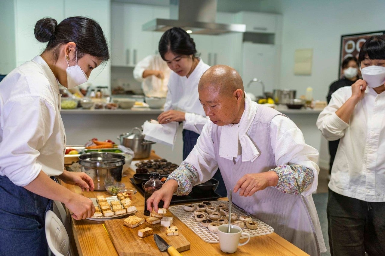 Dentro de la cocina de una monja budista