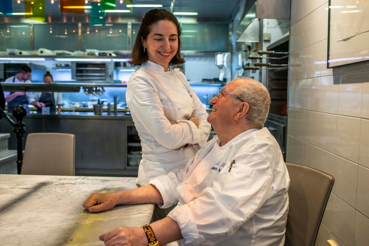 Elena y Juan Mari en la veteada mesa de mármol sobre la que todo sucede en la cocina de 'Arzak'.