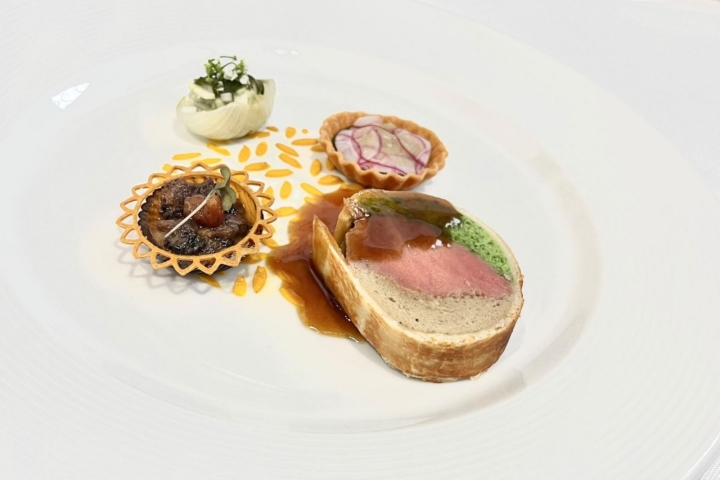 Plato de carne de jabalí ganador del certamen.