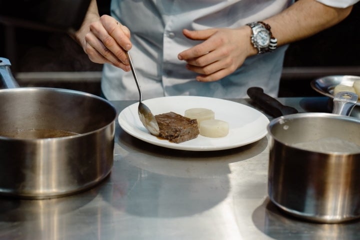 González prepara su estofado de rabo de buey y patata con 'leite' mazada, uno de los dos platos que trae al concurso.