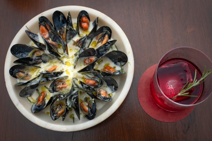 Mejillones frescos en salsa blanca de salvia.