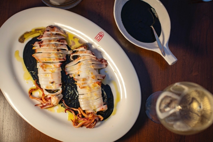 Calamar de Formentera a la plancha sobre salsa de su tinta.
