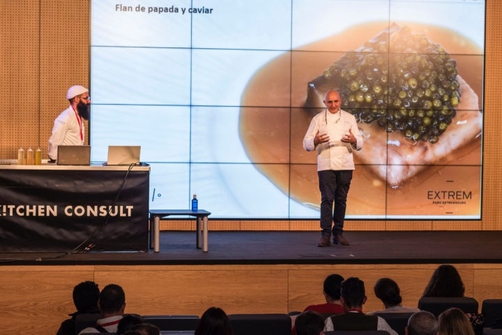 Toño Pérez presentando su flan de papada y caviar.