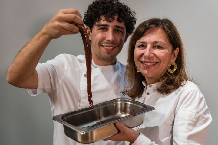 Esther Manzano junto a su hijo Jesús.