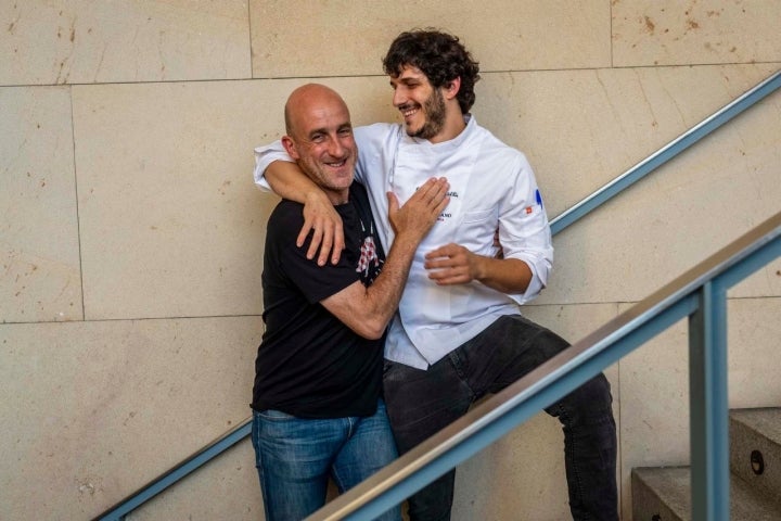 Aitor Arregi junto a Carlos Hernández, en los pasillos del foro.