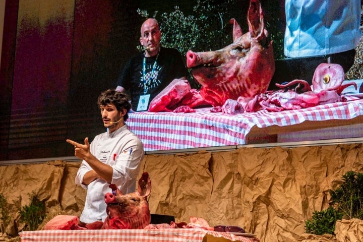 Carlos Hernández, del restaurante 'ConSentido', sobre el escenario.