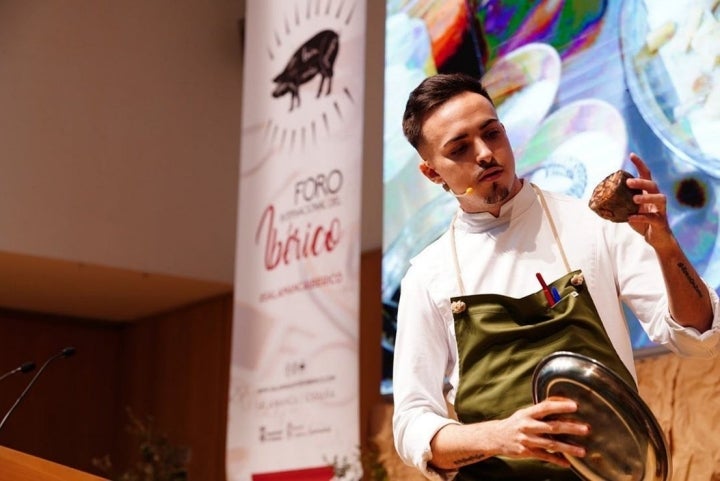 Los cocineros de 'Cañitas Maite' demostraron cómo sacarle el máximo partido al cerdo ibérico. Foto: Foro Internacional del Ibérico