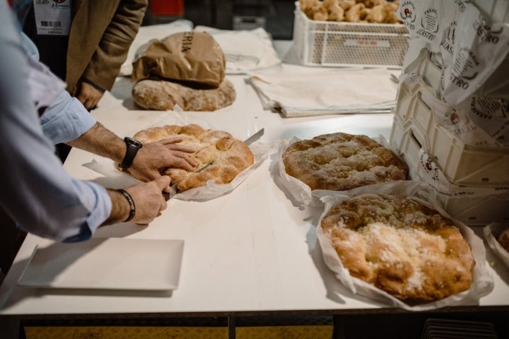 Partiendo la 'proia', que se cubre con azúcar antes de meter en el horno.