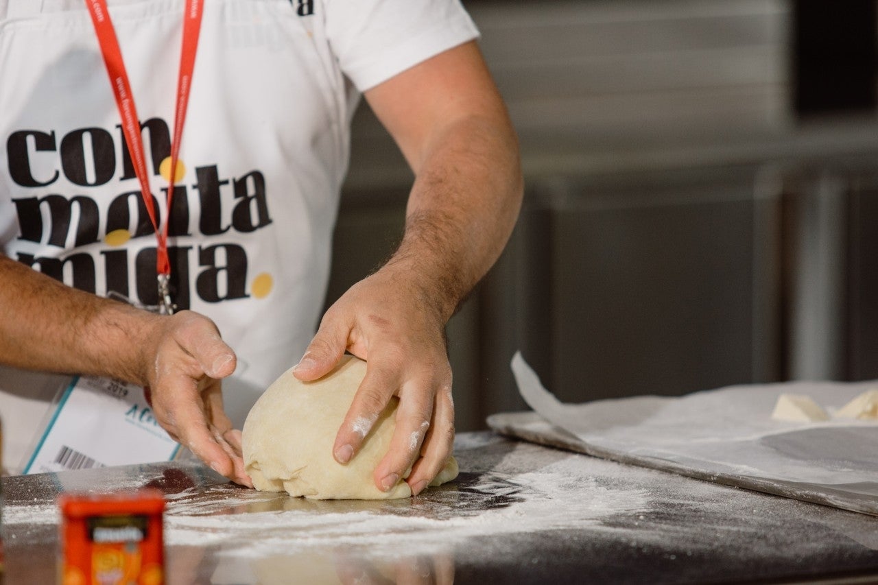 La 'bola do patrón' es uno de esos dulces humildes de las casas gallegas.