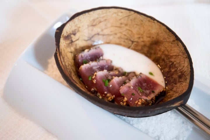 Tataki de atún con alioli de coco y aceite de vainilla.