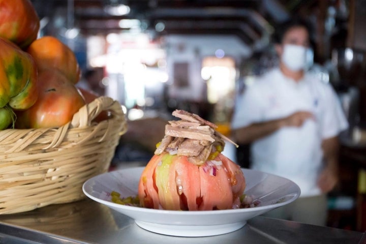 Tomate huevo de toro ​con ventresca.