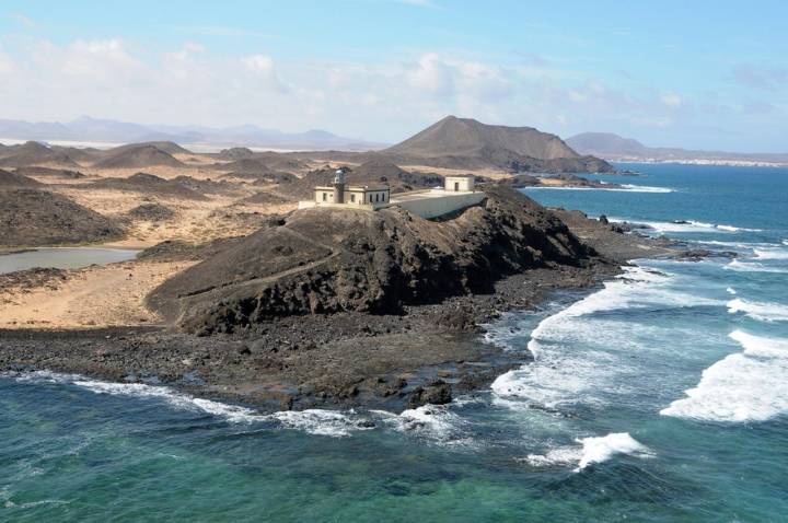 La pequeña Isla de Lobos está a pocos kilómetros de Fuerteventura en ferry. Foto: Shutterstock.