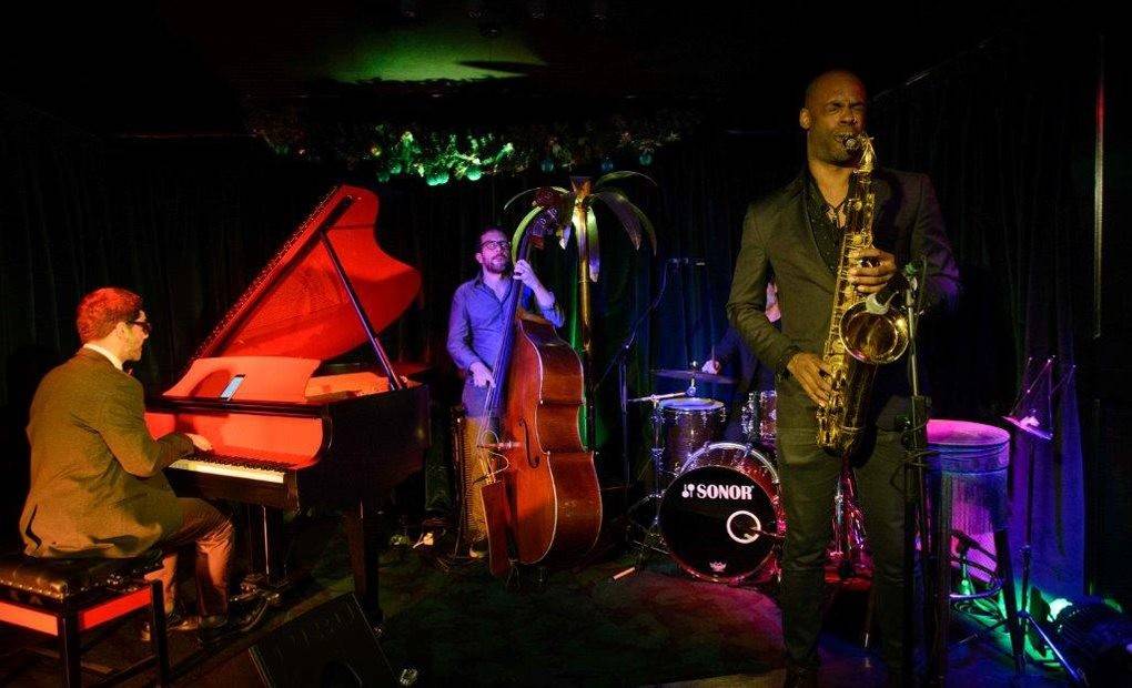 Una actuación nocturna en The Jungle Jazz Club, a ritmo de saxofón.