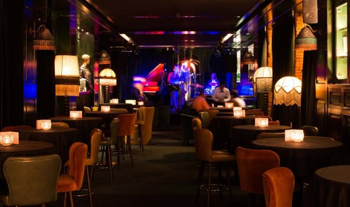 La planta baja del restaurante Amazónico de Madrid esconde un club de jazz a lo 'Lalaland'.