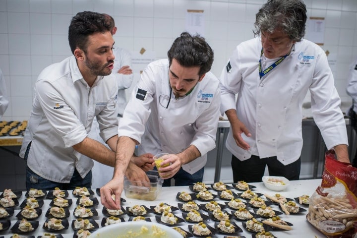 El equipo ganador de 'Tapas 24' preparando las ensaladillas para el concurso.