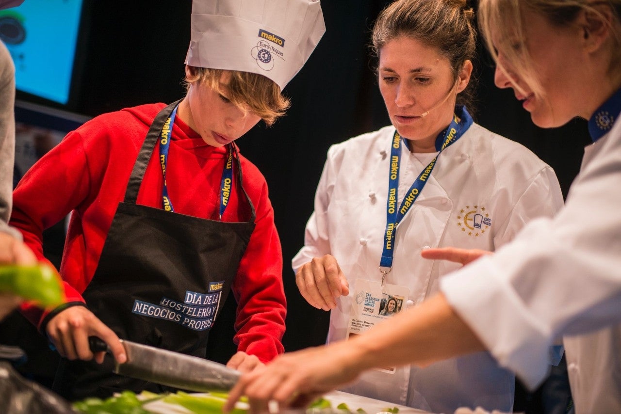 Maca de Castro y Begoña Rodrigo en el acto con adolescentes en la cocina. Foto: Sofía Moro.