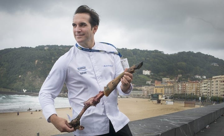 Mario Sandoval frente a la playa de Zurriola. Foto: Sofía Moro.