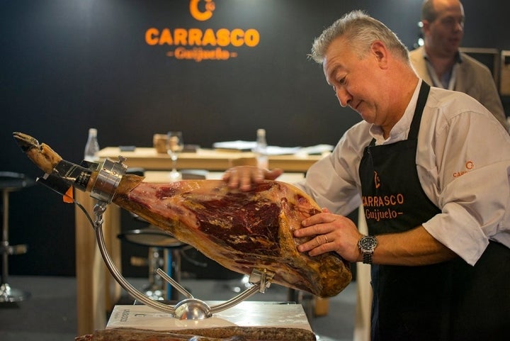 Xabi Arregui masajea el jamón ibérico.