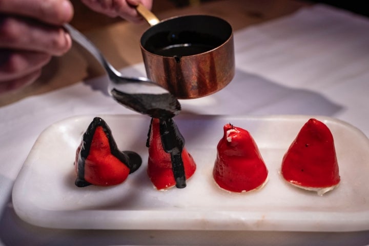 Pimiento capirote relleno de brandada de bacalao emulsionada.