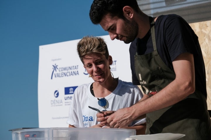 icky Sevilla durante la preparación de su plato en el congreso gastronómico.