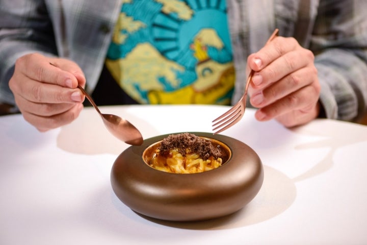 Calamar con cacheira, yema y trufa