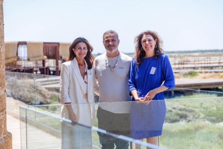 Susana Baños, la directora de fuerza de ventas de Repsol; el chef Ángel León; y María Ritter, directora de Guía Repsol.