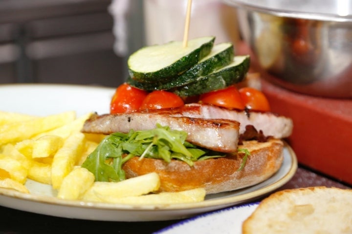 La hamburguesa 'Cádiz', sustituye la carne de ternera por atún.