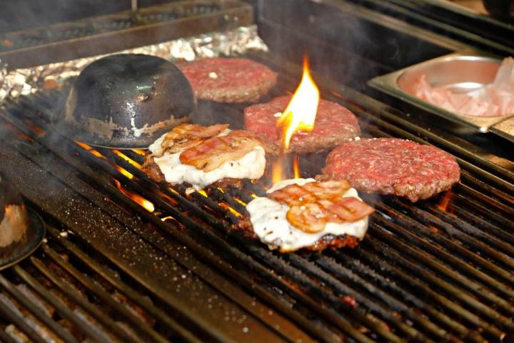 La carne con sus otros ingredientes se echa directamente sobre la parrilla de carbón.