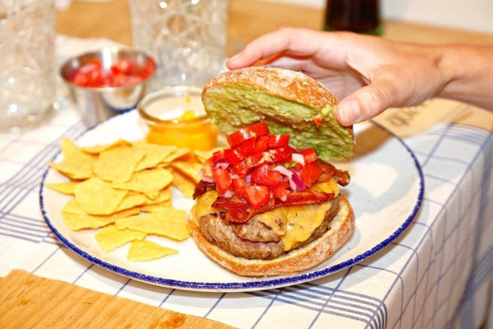 La hamburguesa 'Mexicana' con sus nachos de acompañamiento.