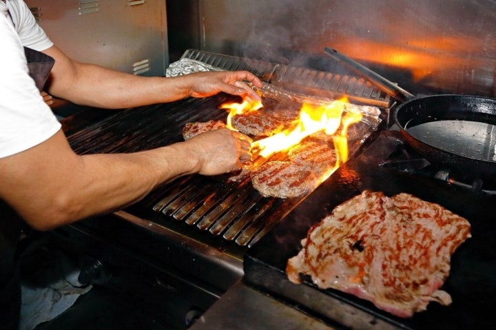 Controlar bien la parrilla es otro de los secretos para hacer una buena hamburguesa.