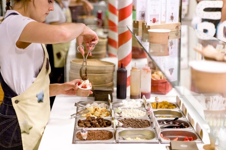 Todos los helados son artesanales y los hacen en su obrador de Girona.