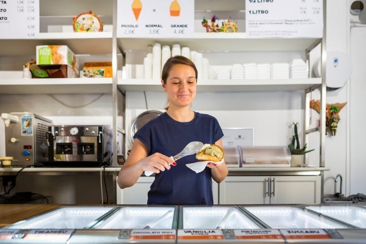 Heladera sirviendo un "brioche gelato"