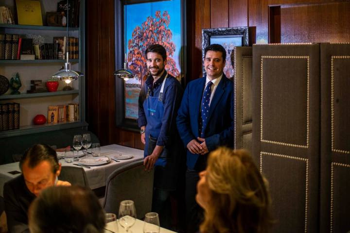 Fernando e Ismael en 'Hevia', el restaurante que fundaron sus abuelos en 1964.