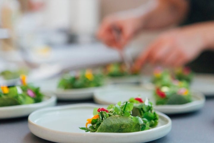 Taco crujiente de 'llantenes', plantas salvajes y miso de avellana.