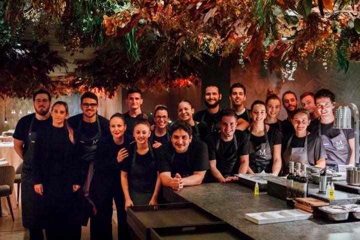 Mauro Colagreco junto a todo su equipo en el "bosque" de 'Mirazur in Residence'.