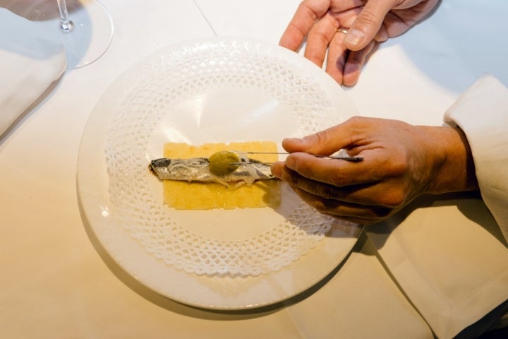 Anchoa y boquerón con cebolla caramelizada.