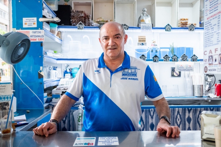 A sus 82 años, José Manuel sigue tras el mostrador de este icónico quiosco de Chamberí.