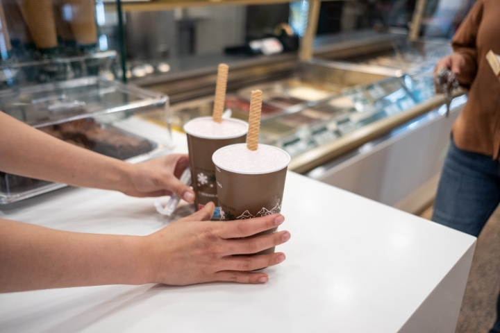 Para llevar o para tomar en el local, la horchata siempre refresca.