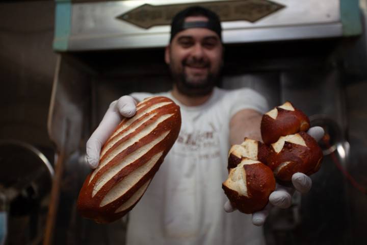 Florencio Villegas, panadero de cuarta generación, muestra alguna de sus creaciones.